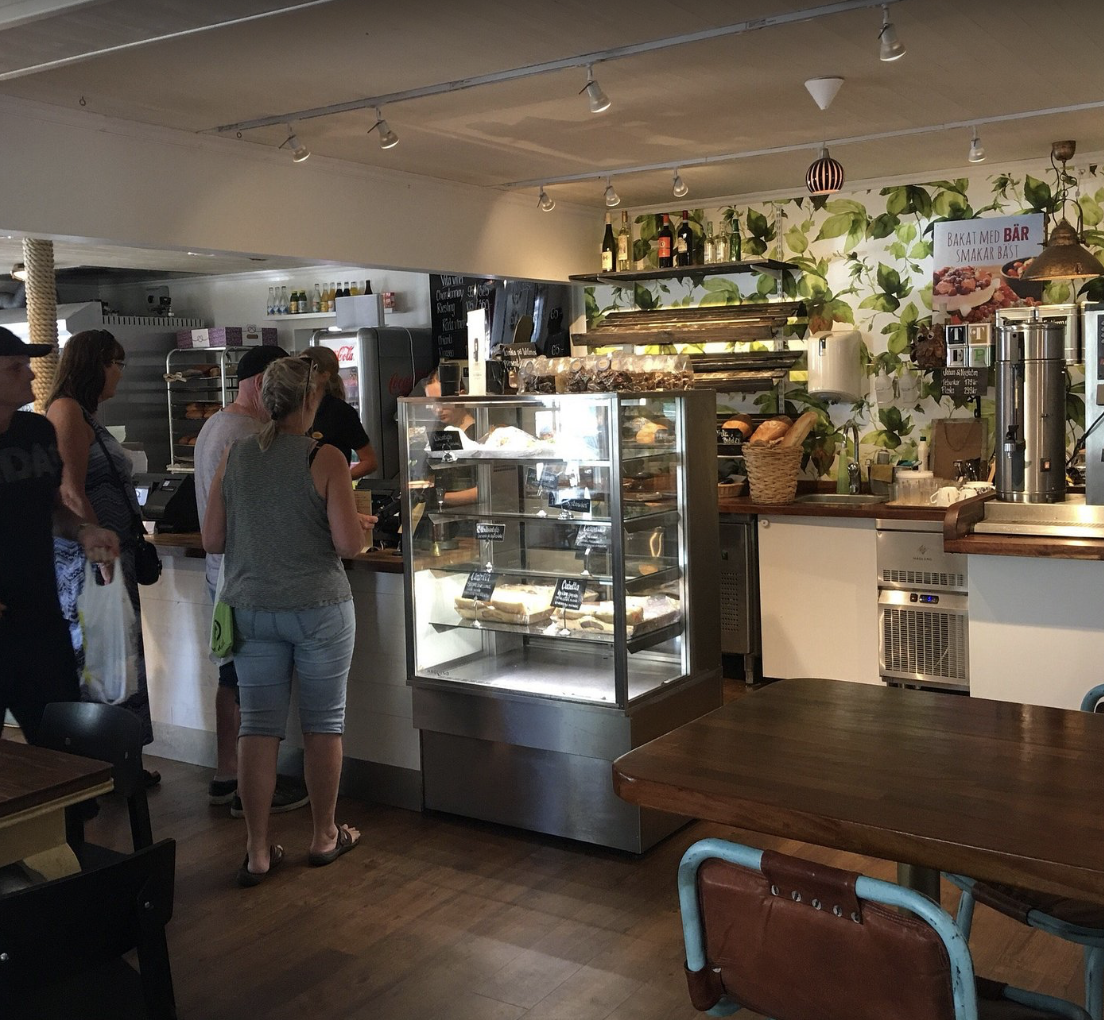 Kafé Wilmas inredning med disk och bakverk